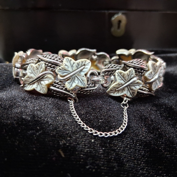 Vintage Boucher Bracelet Ivy Leaves In White Silver Tone Five Link - Picture 3 of 17